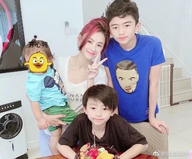 张柏芝大晒13岁儿子腹肌照，帅气不输老爸谢霆锋！