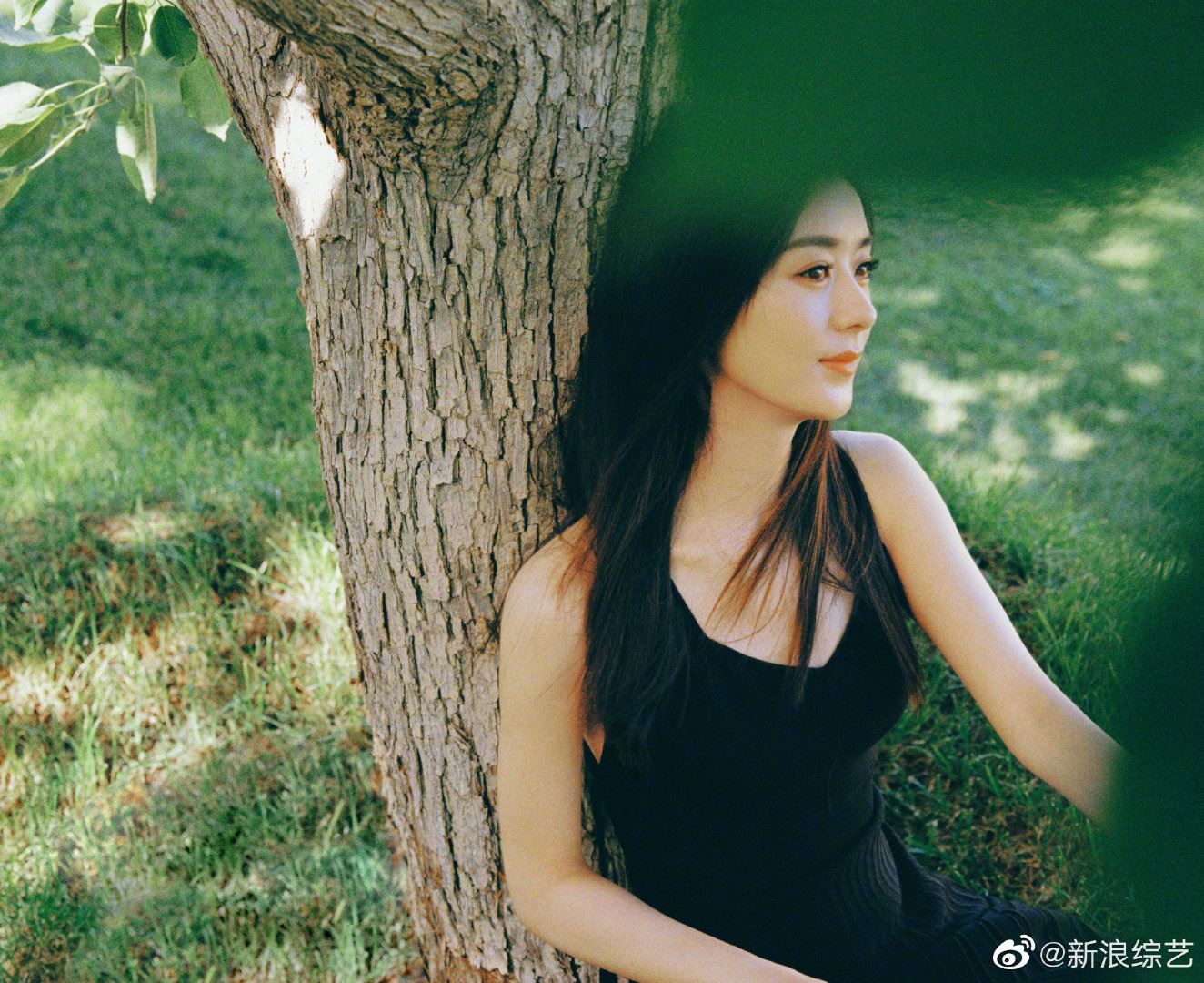 劲靓！赵丽颖露背长裙显温柔气质！网民：羡慕那兔兔