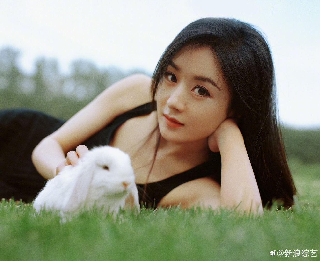 劲靓！赵丽颖露背长裙显温柔气质！网民：羡慕那兔兔