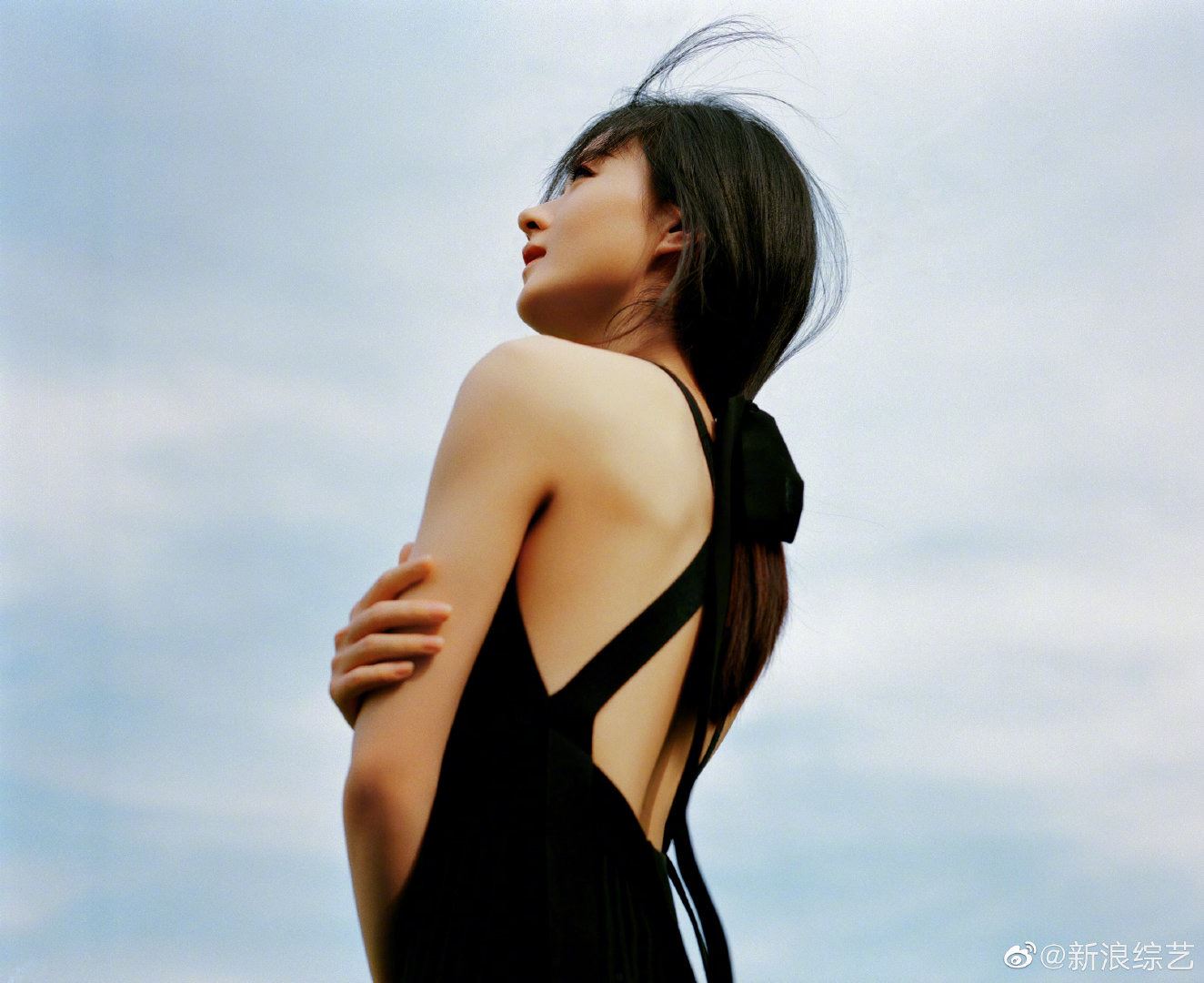 劲靓！赵丽颖露背长裙显温柔气质！网民：羡慕那兔兔