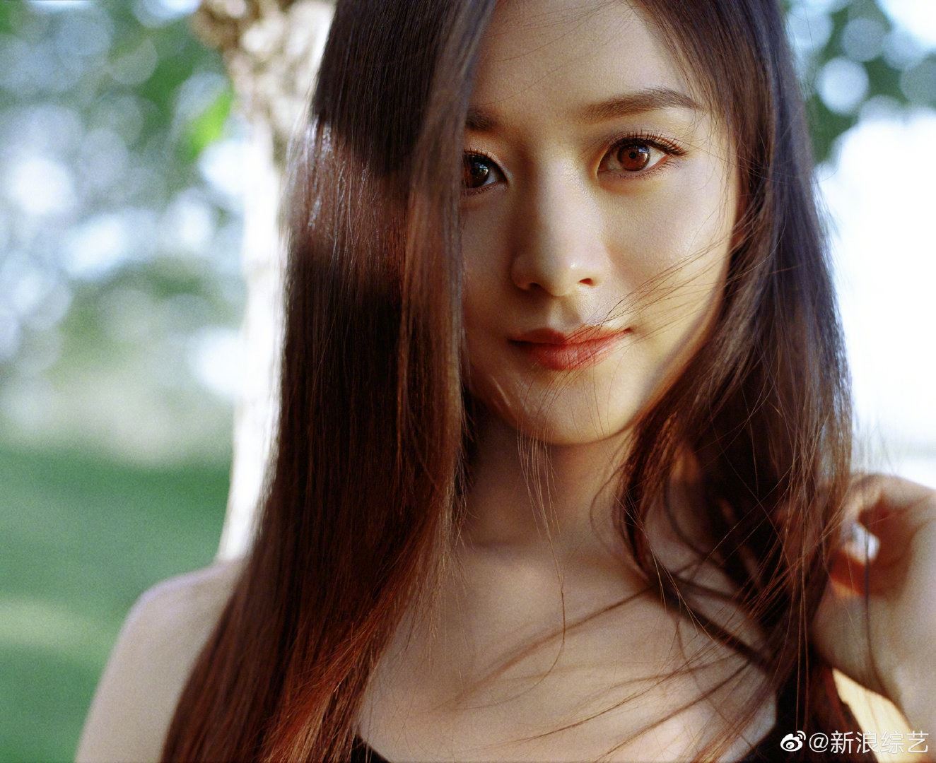 劲靓！赵丽颖露背长裙显温柔气质！网民：羡慕那兔兔