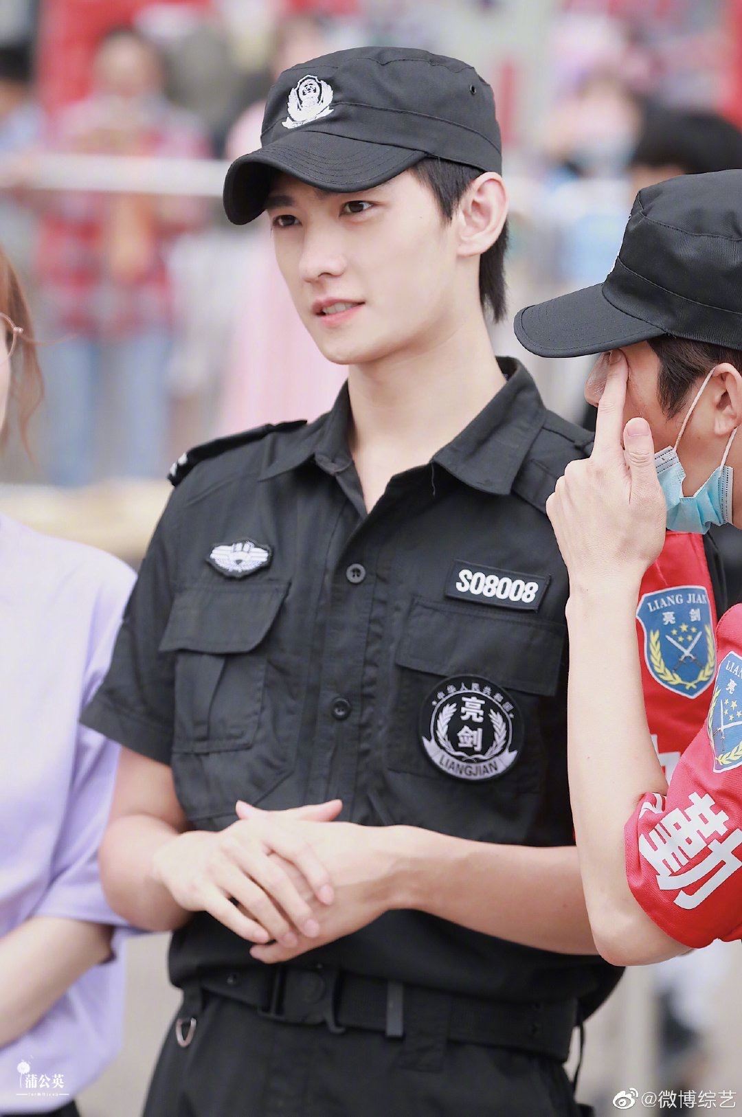 《元气满满的哥哥们》路途照曝光！杨洋保安造型超养眼帅气！