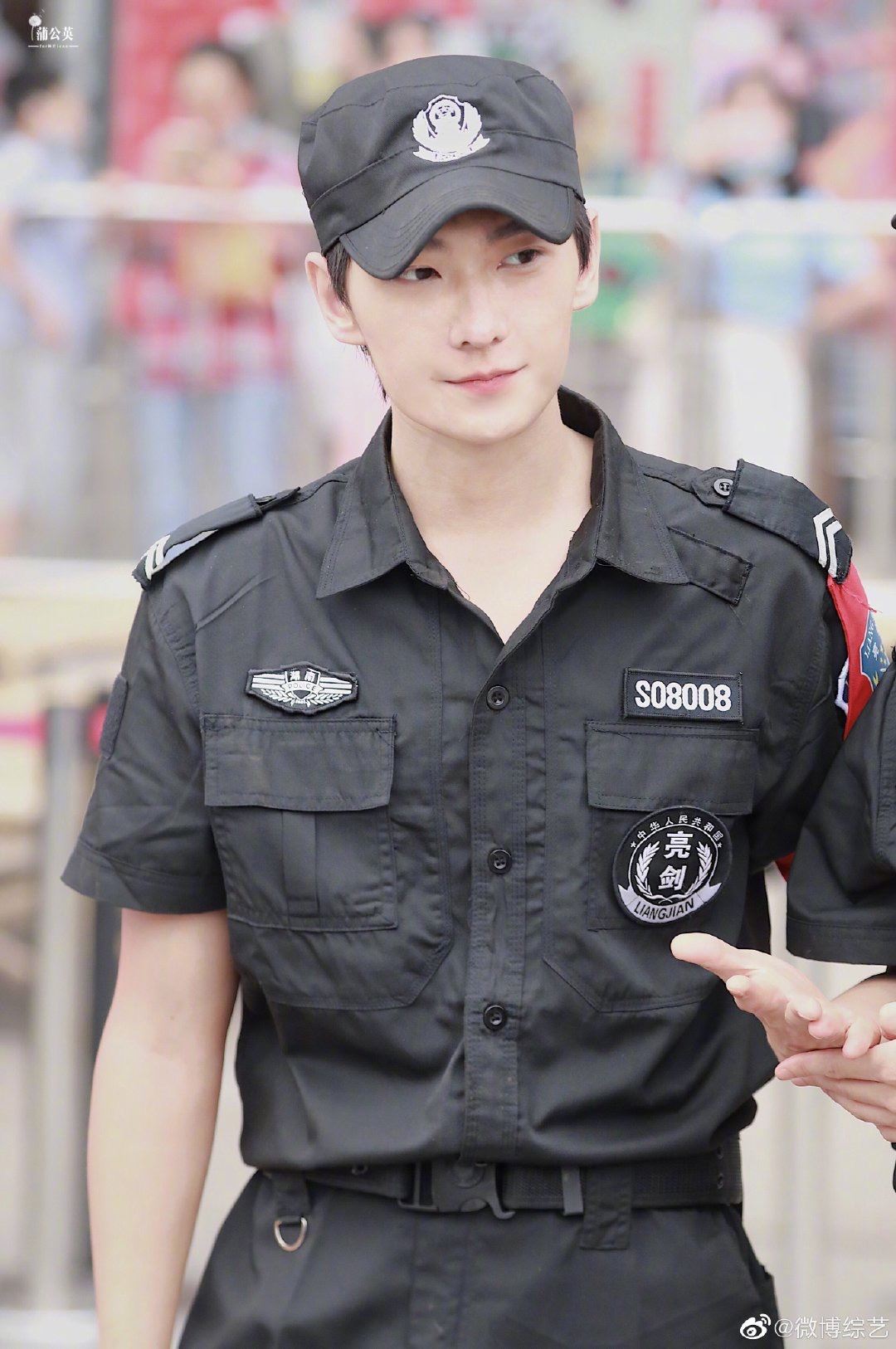 《元气满满的哥哥们》路途照曝光！杨洋保安造型超养眼帅气！