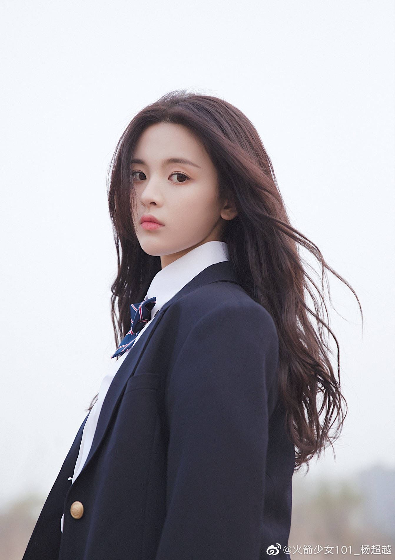 杨超越现身录制《中餐厅4》！大秀小蛮腰超好看！