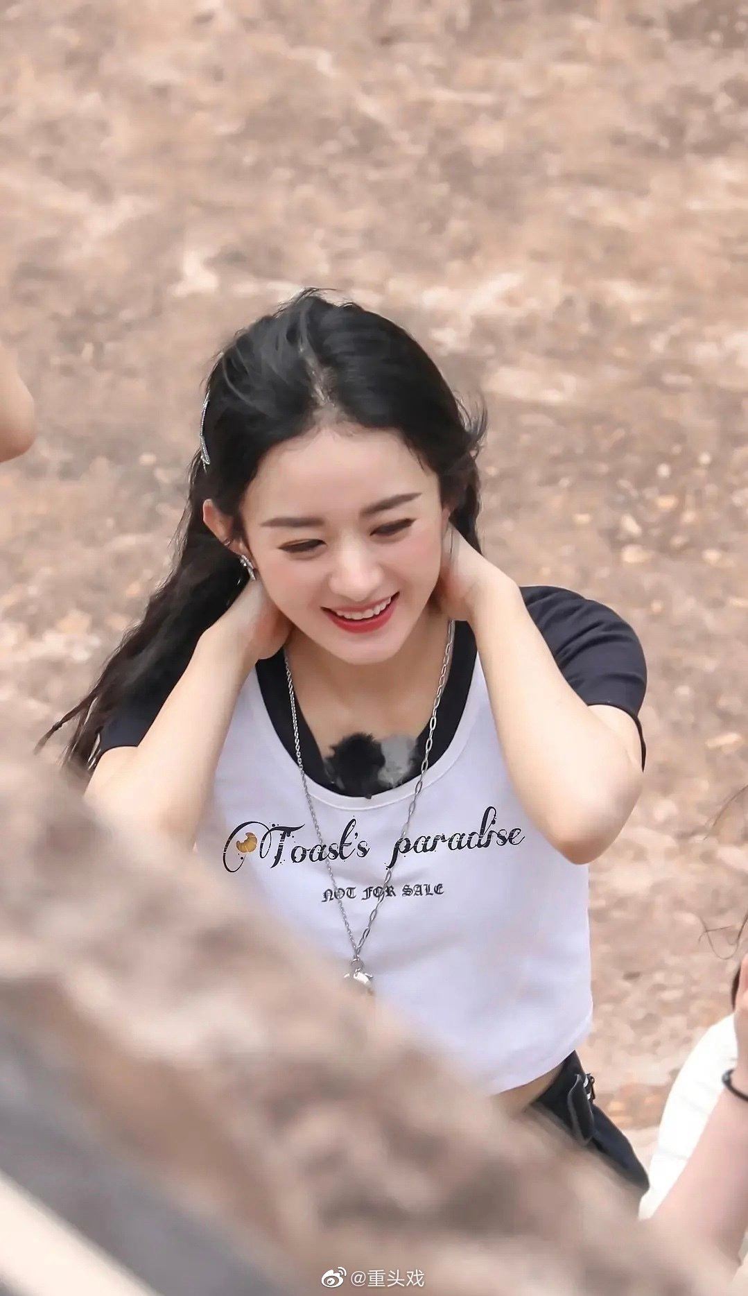 赵丽颖录制《中餐厅》被拍到双手扶腰，坐路边表情痛苦！