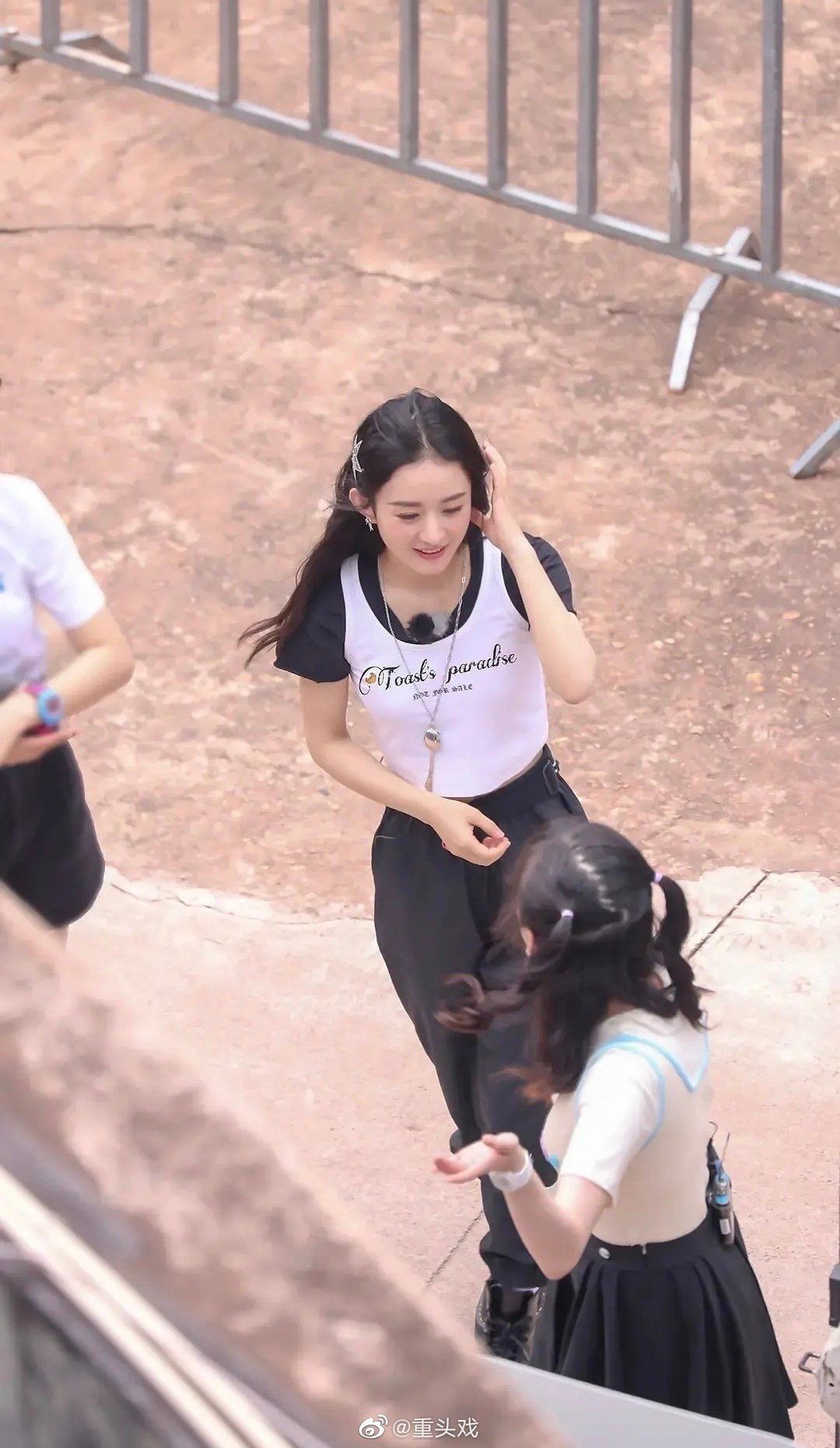 赵丽颖录制《中餐厅》被拍到双手扶腰，坐路边表情痛苦！