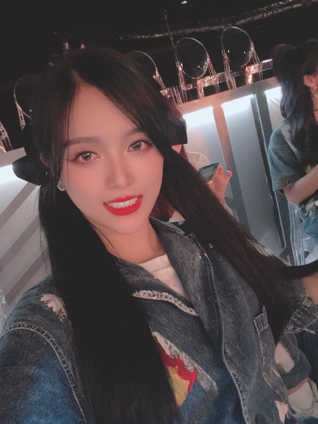 团魂炸裂！吴宣仪晒火箭少女合体照：最后一次炙热吧！