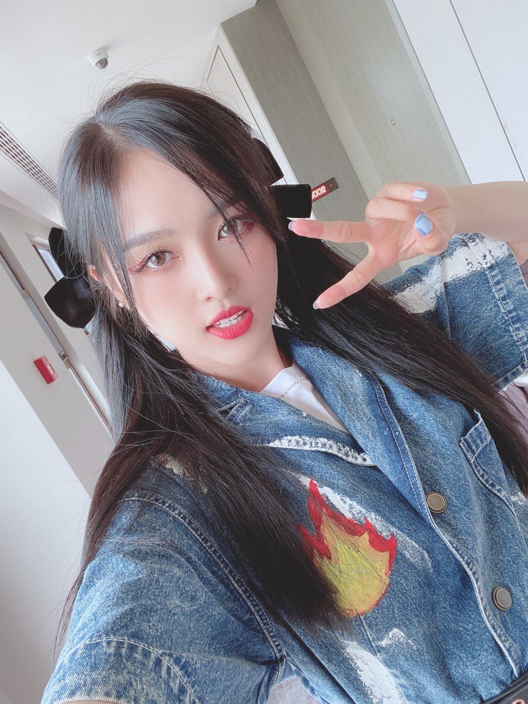 团魂炸裂！吴宣仪晒火箭少女合体照：最后一次炙热吧！