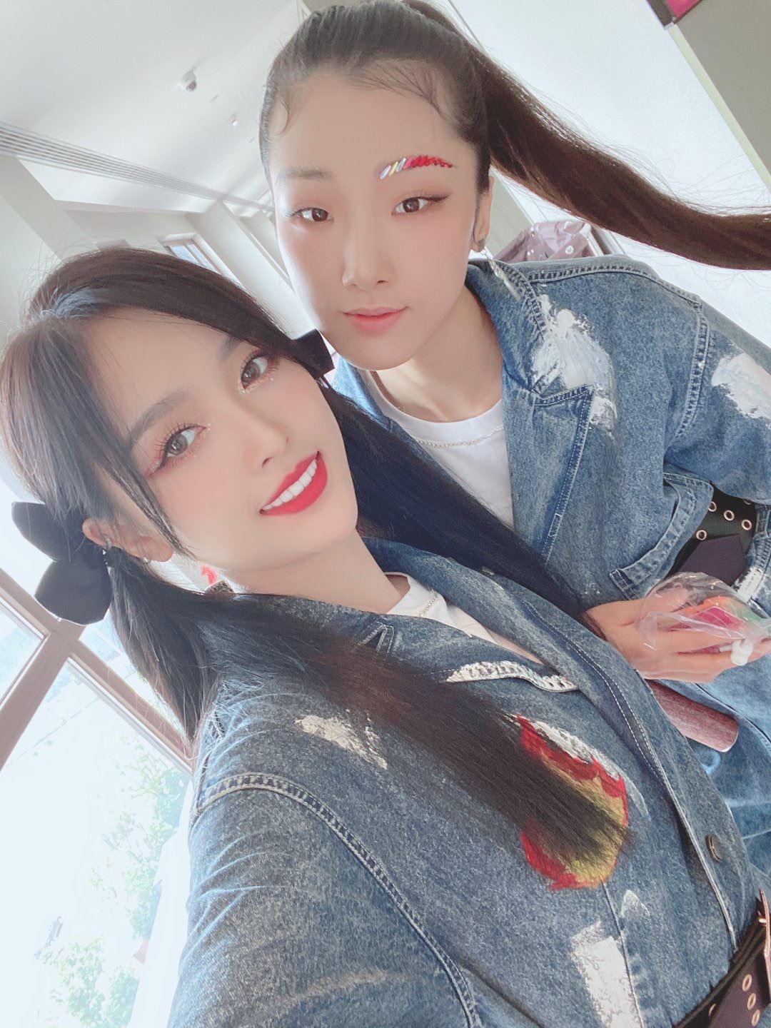 团魂炸裂！吴宣仪晒火箭少女合体照：最后一次炙热吧！