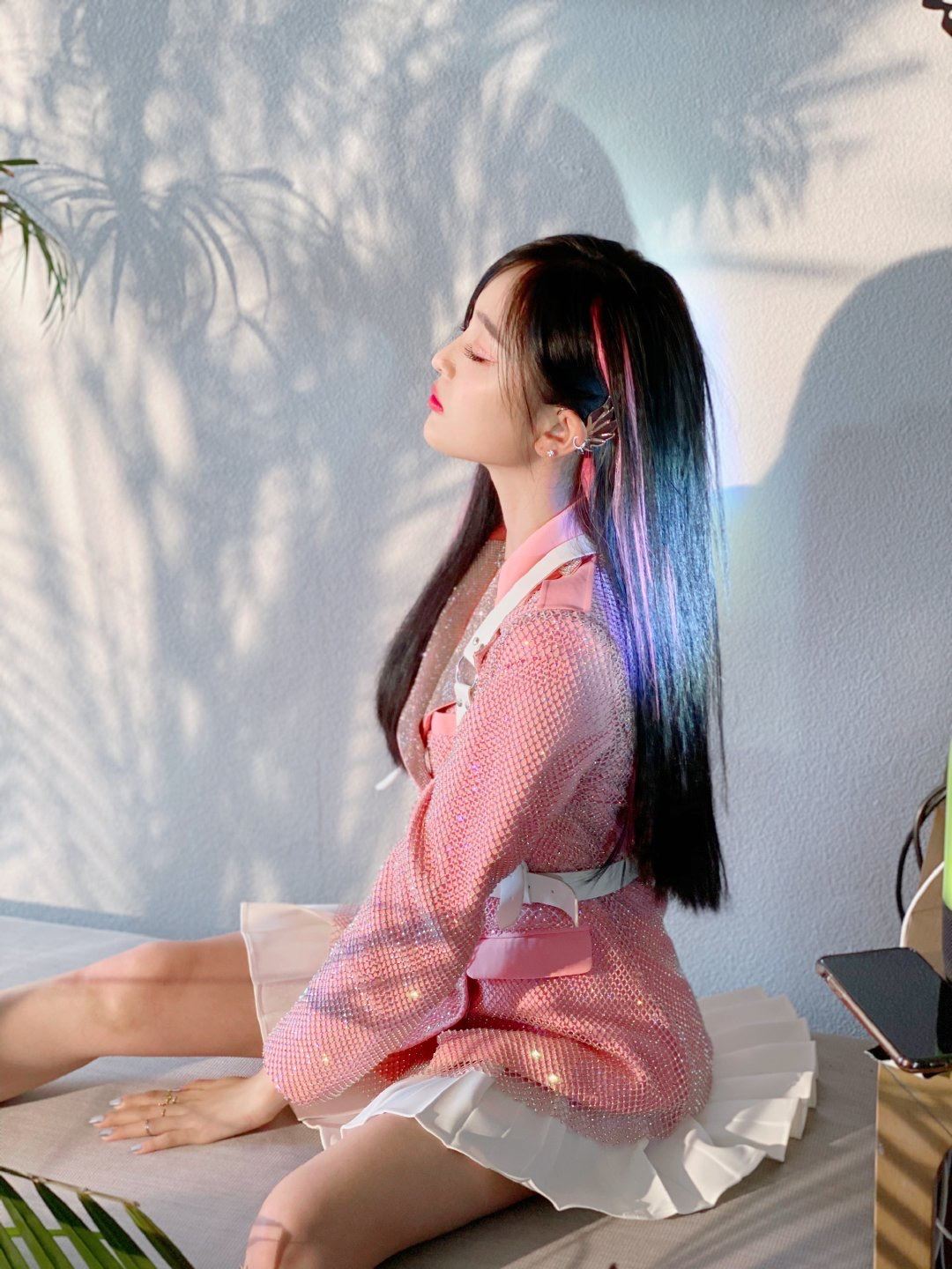 团魂炸裂！吴宣仪晒火箭少女合体照：最后一次炙热吧！