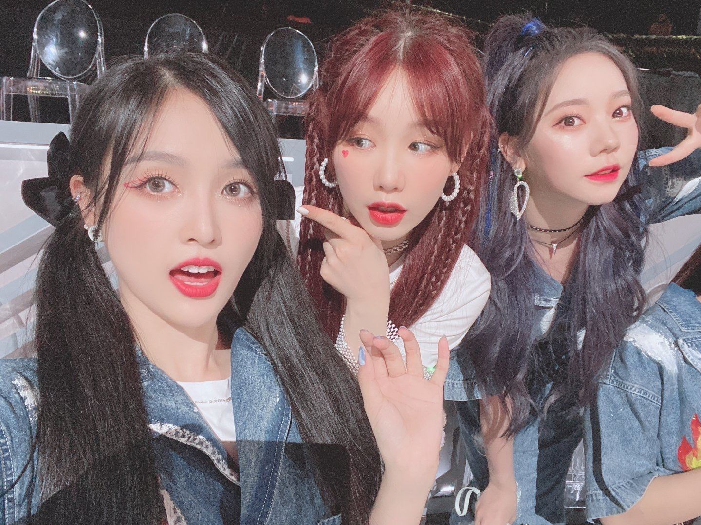 团魂炸裂！吴宣仪晒火箭少女合体照：最后一次炙热吧！