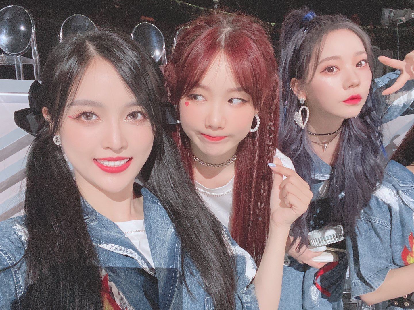 团魂炸裂！吴宣仪晒火箭少女合体照：最后一次炙热吧！