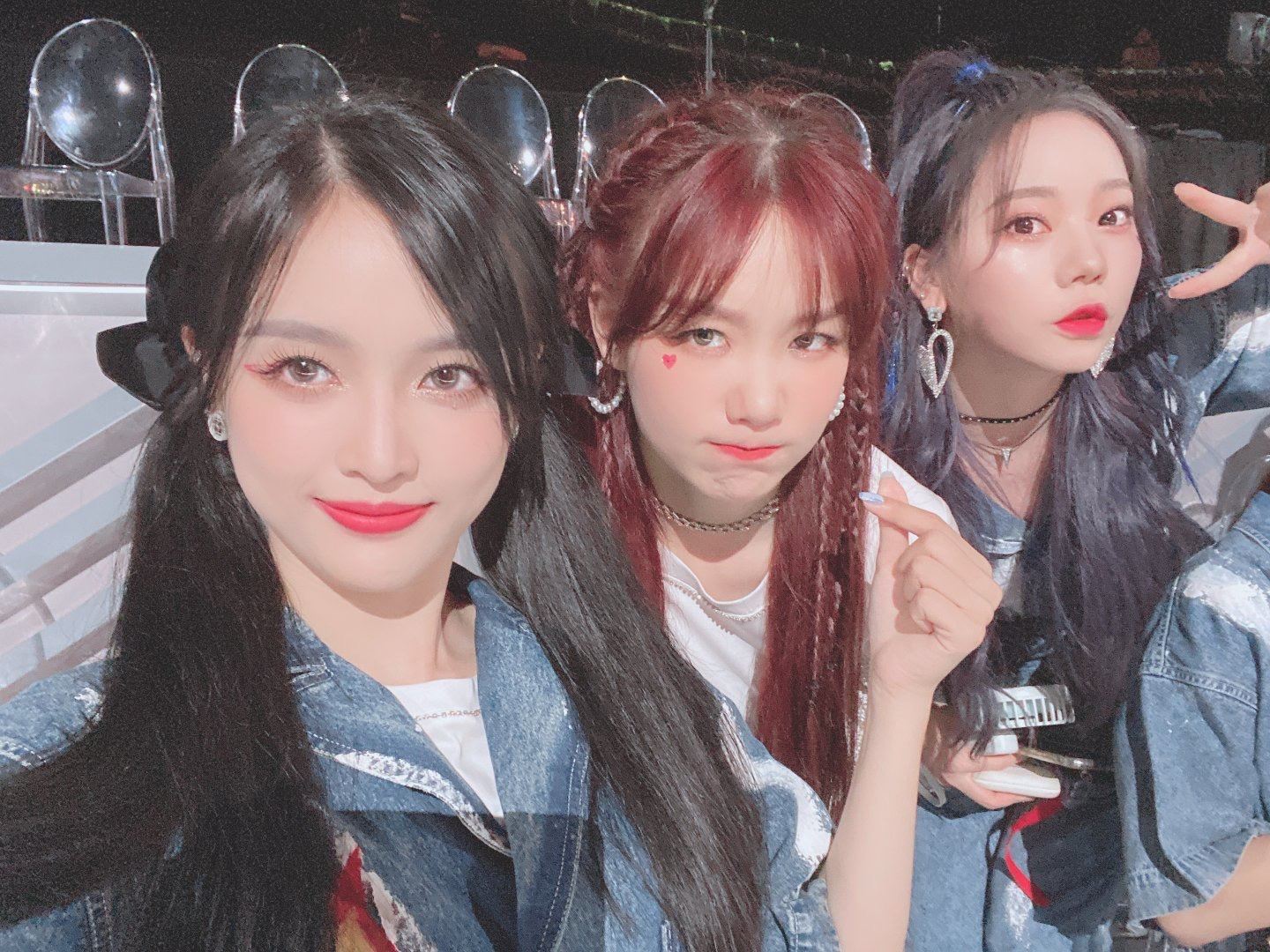 团魂炸裂！吴宣仪晒火箭少女合体照：最后一次炙热吧！