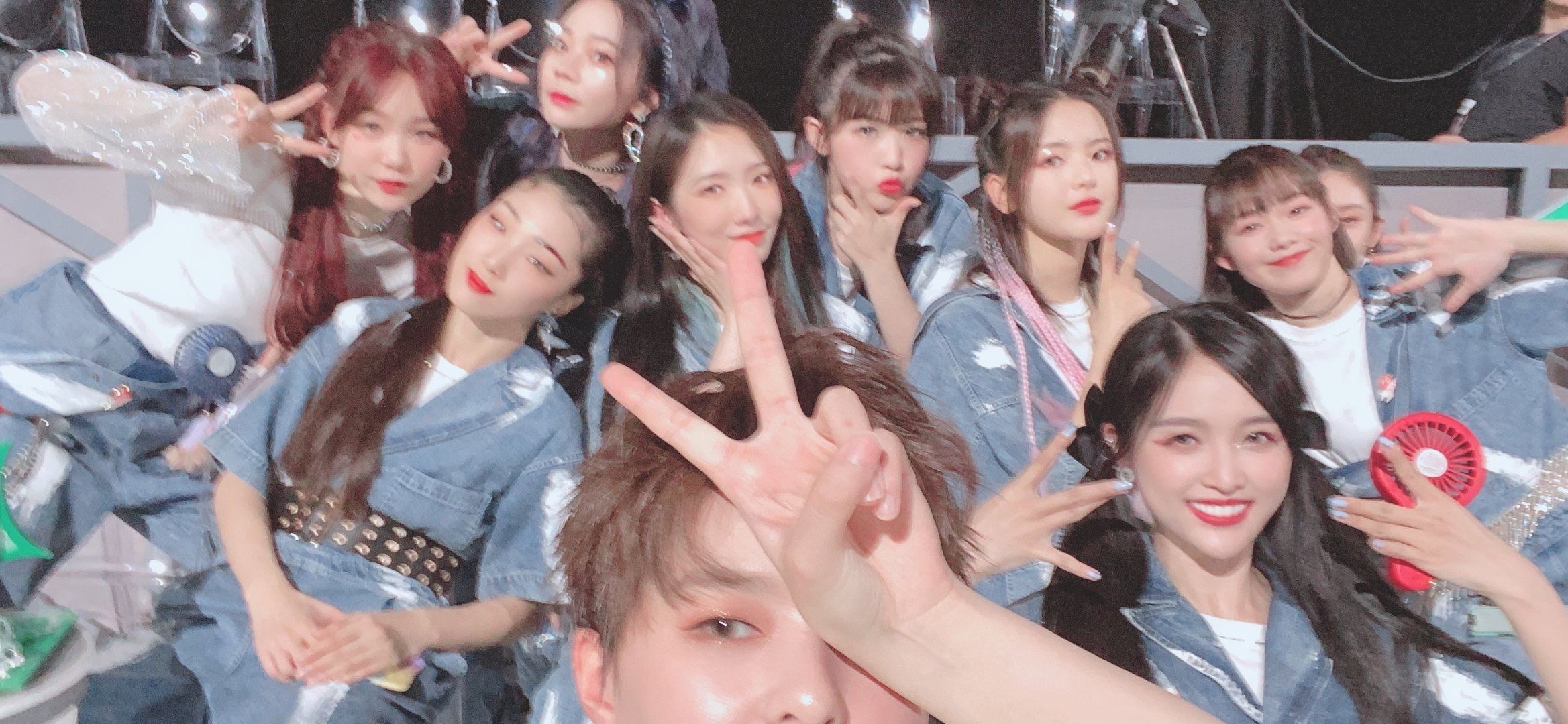 团魂炸裂！吴宣仪晒火箭少女合体照：最后一次炙热吧！