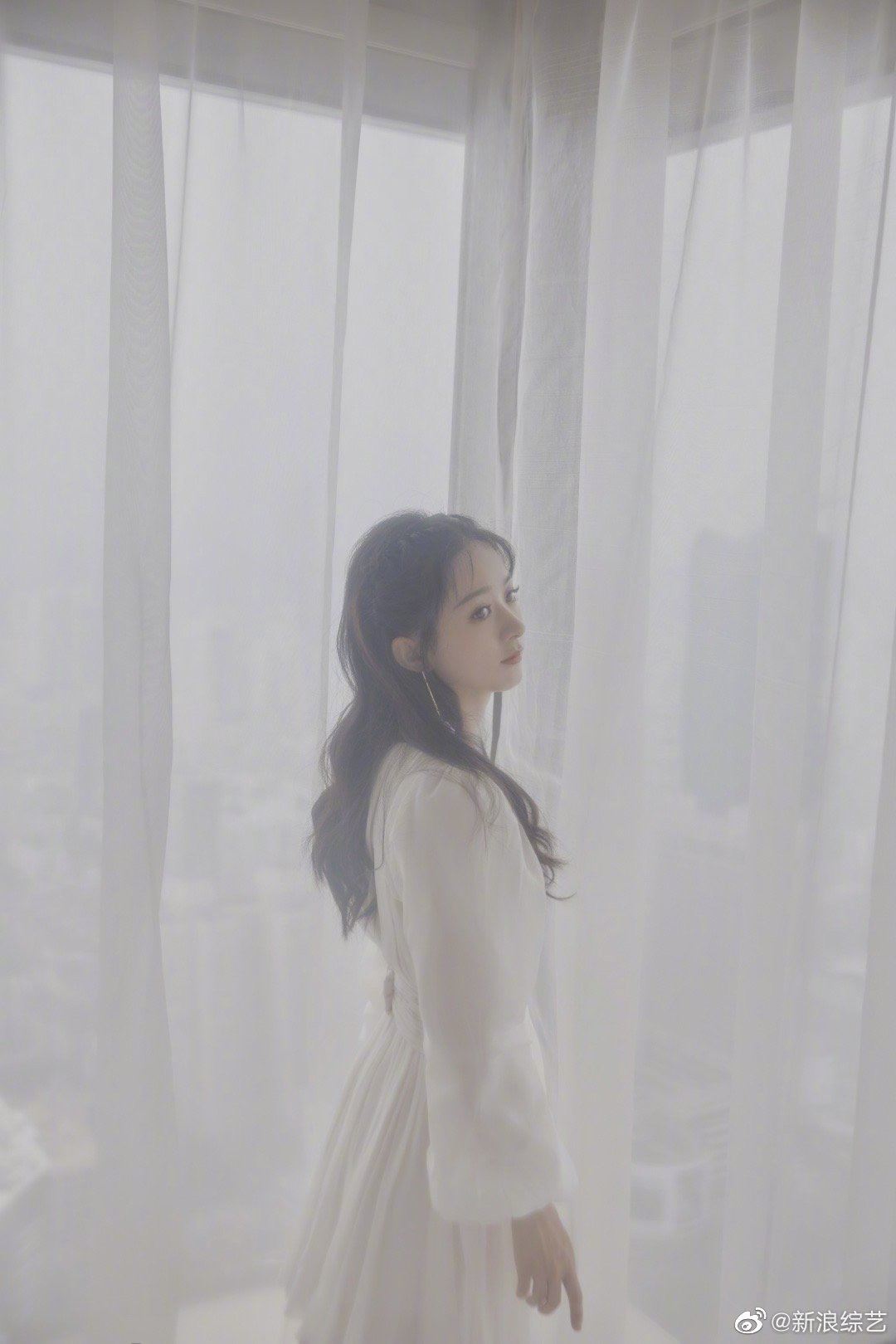 劲靓！赵丽颖泡泡袖纱裙尽显女神范儿，网民：越来越漂亮！