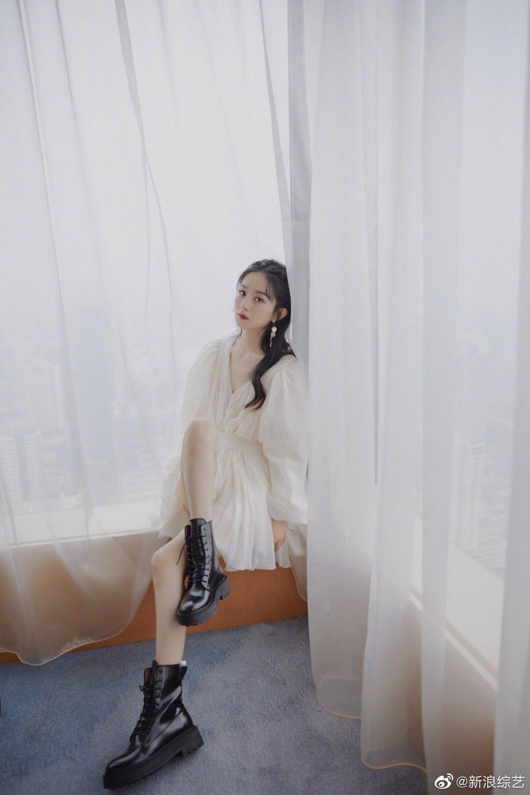 劲靓！赵丽颖泡泡袖纱裙尽显女神范儿，网民：越来越漂亮！