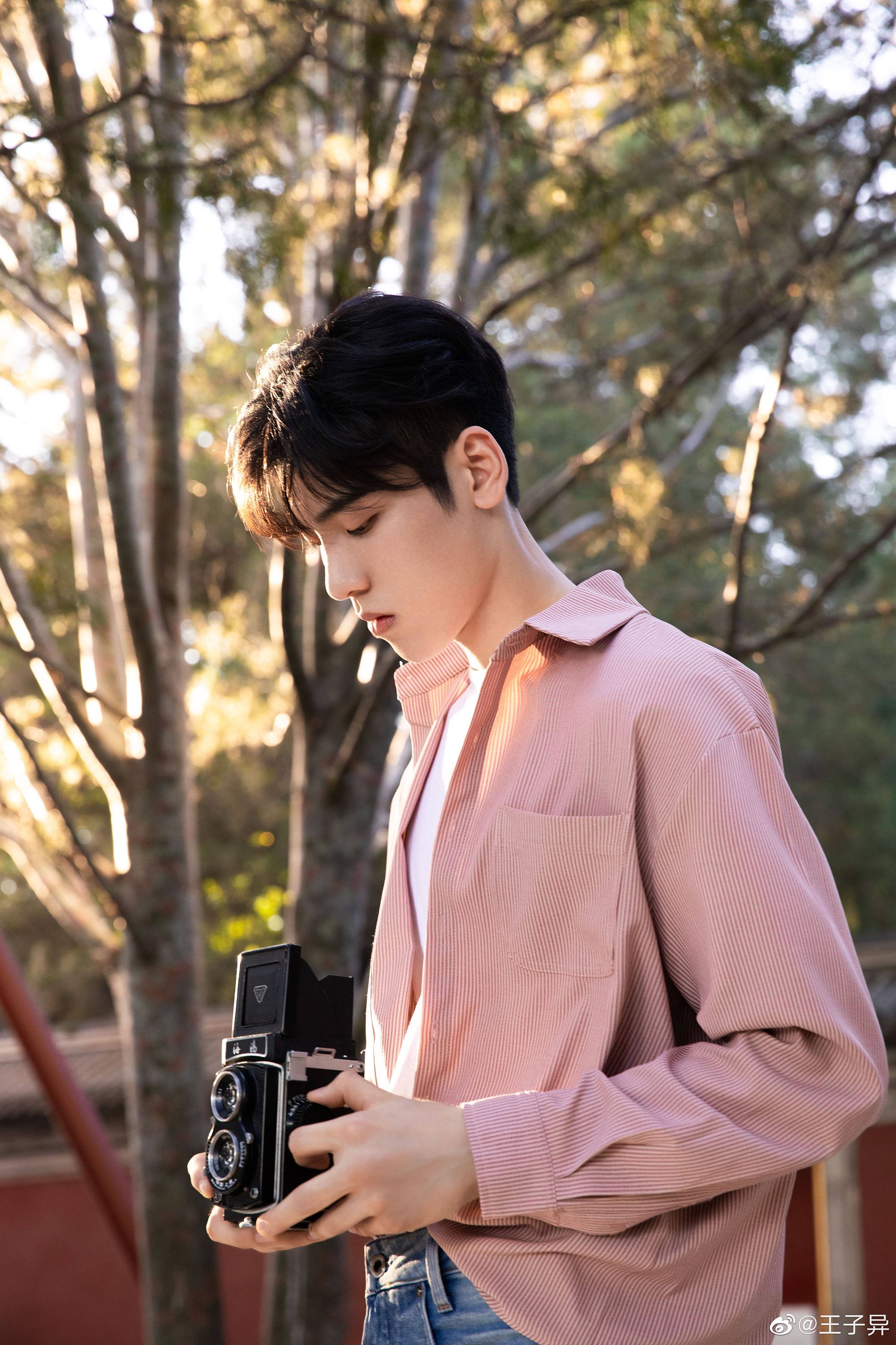 这身材绝了！王子异大晒腹肌照，体脂率才6.7%！