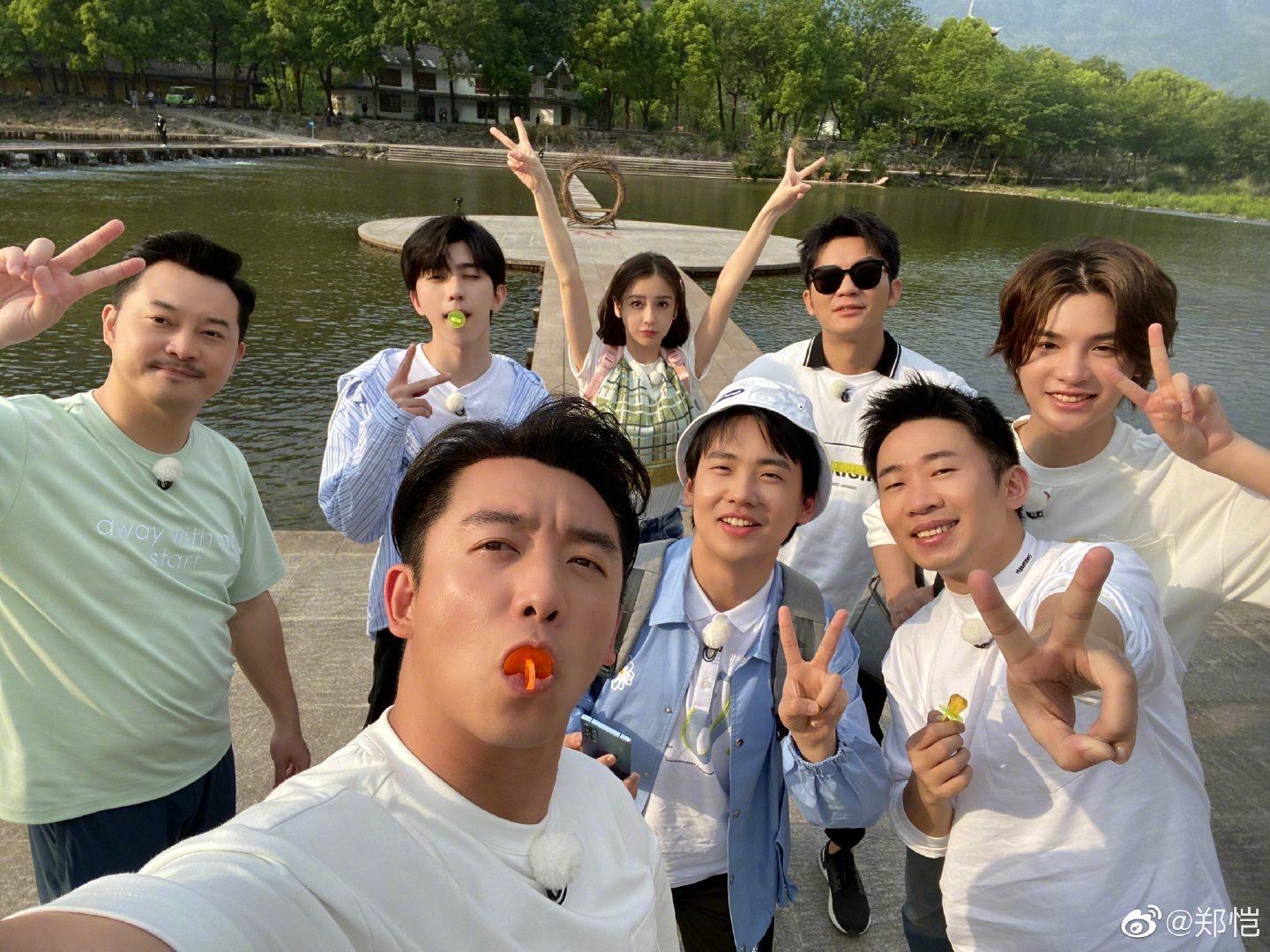 《奔跑吧》杀青啦！嘉宾们晒跑男团合照庆祝！