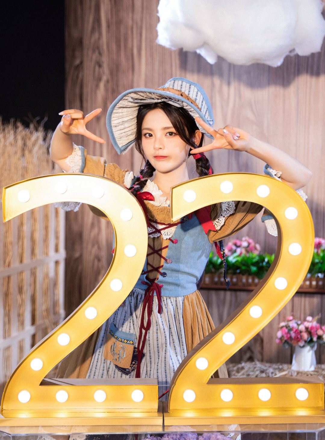 杨超越一身复古装为22岁的自己庆生！少女心爆棚啊！