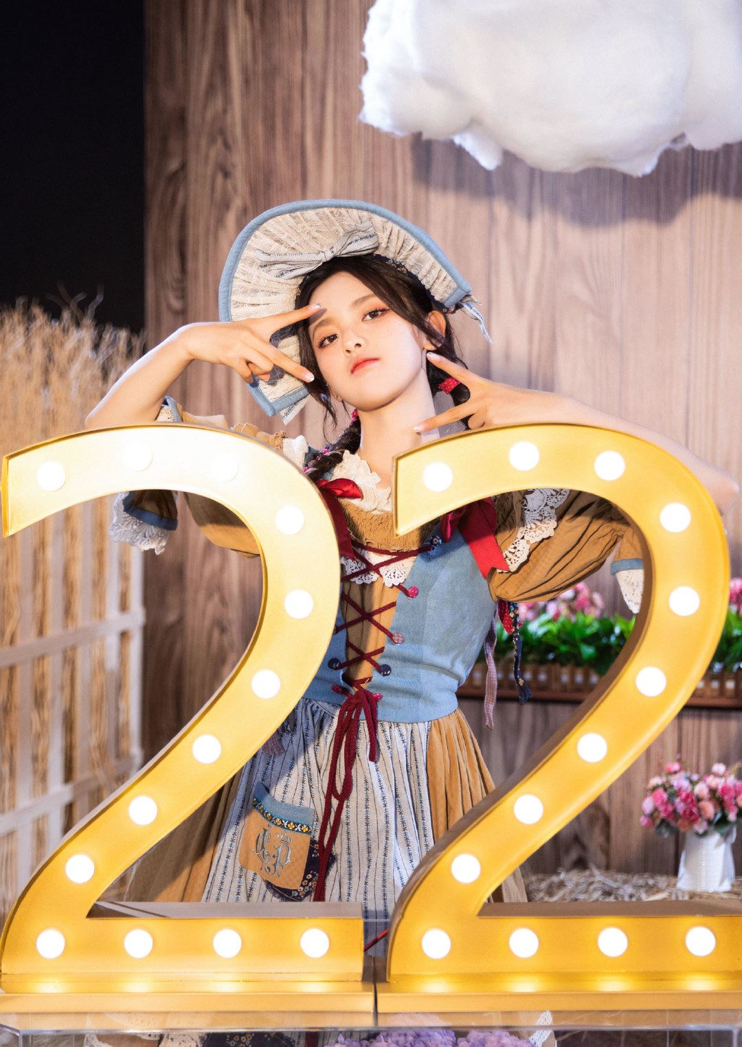 杨超越一身复古装为22岁的自己庆生！少女心爆棚啊！