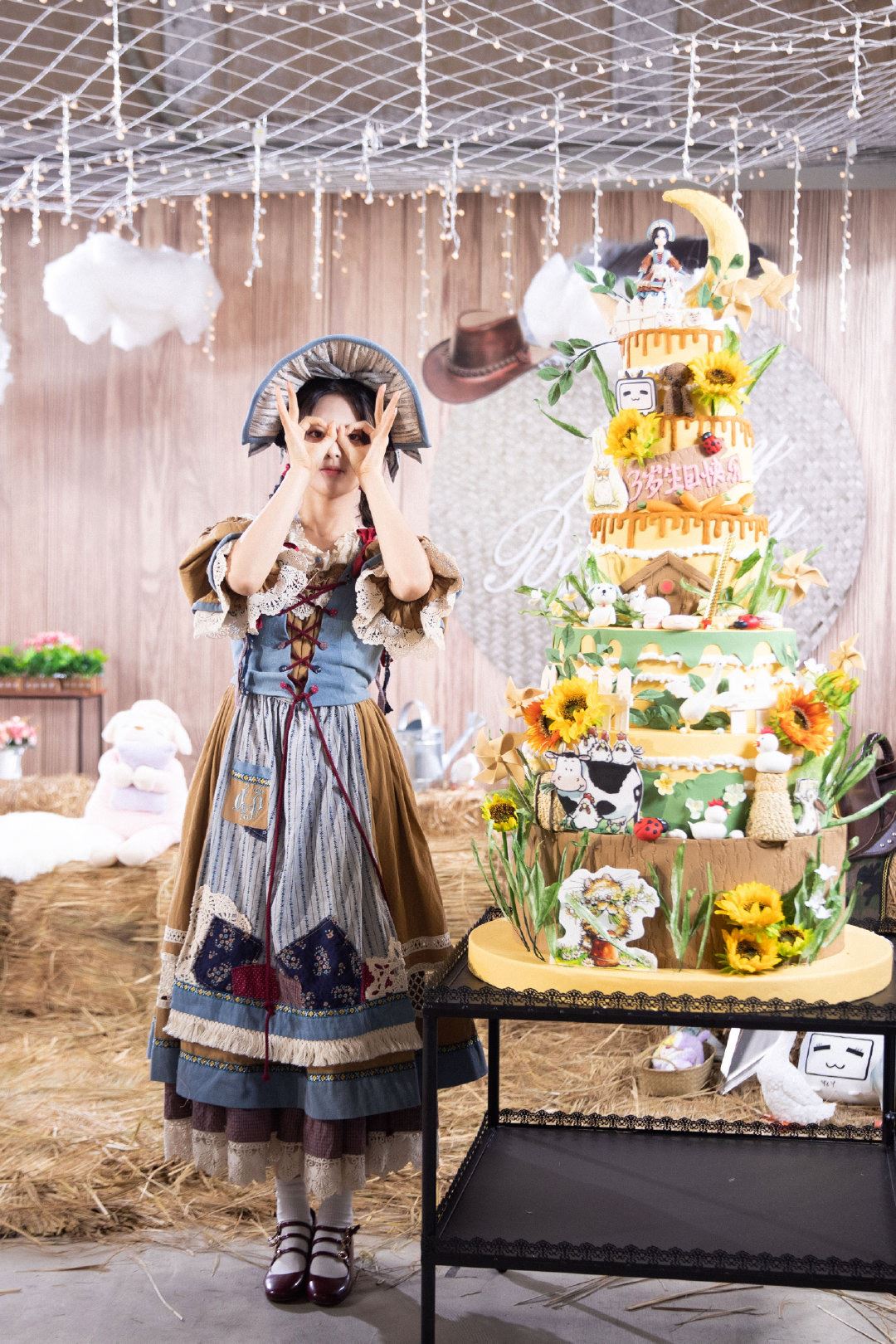 杨超越一身复古装为22岁的自己庆生！少女心爆棚啊！