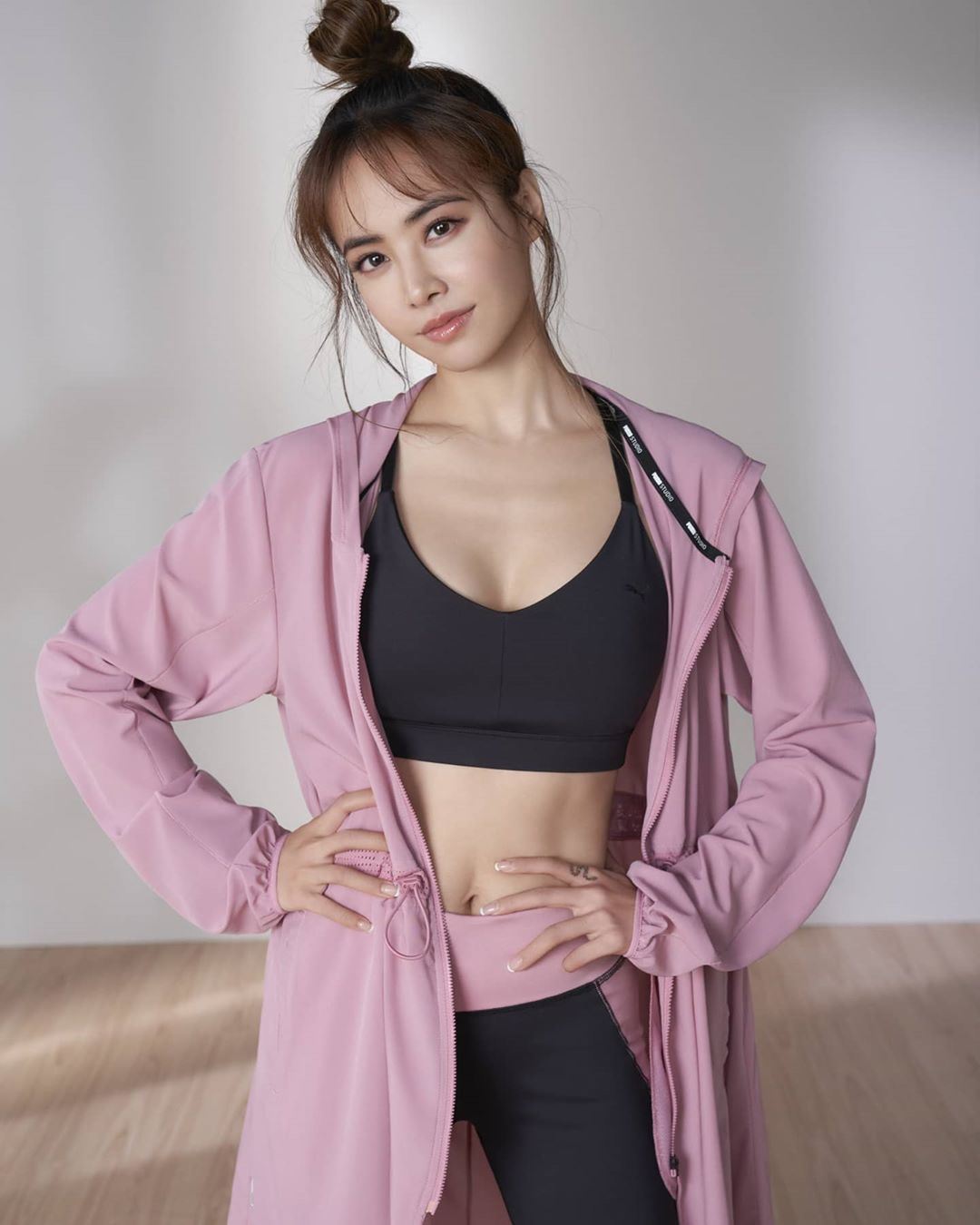 【多图】蔡依林大晒完美身材！扎丸子头练瑜伽马甲线超明显！