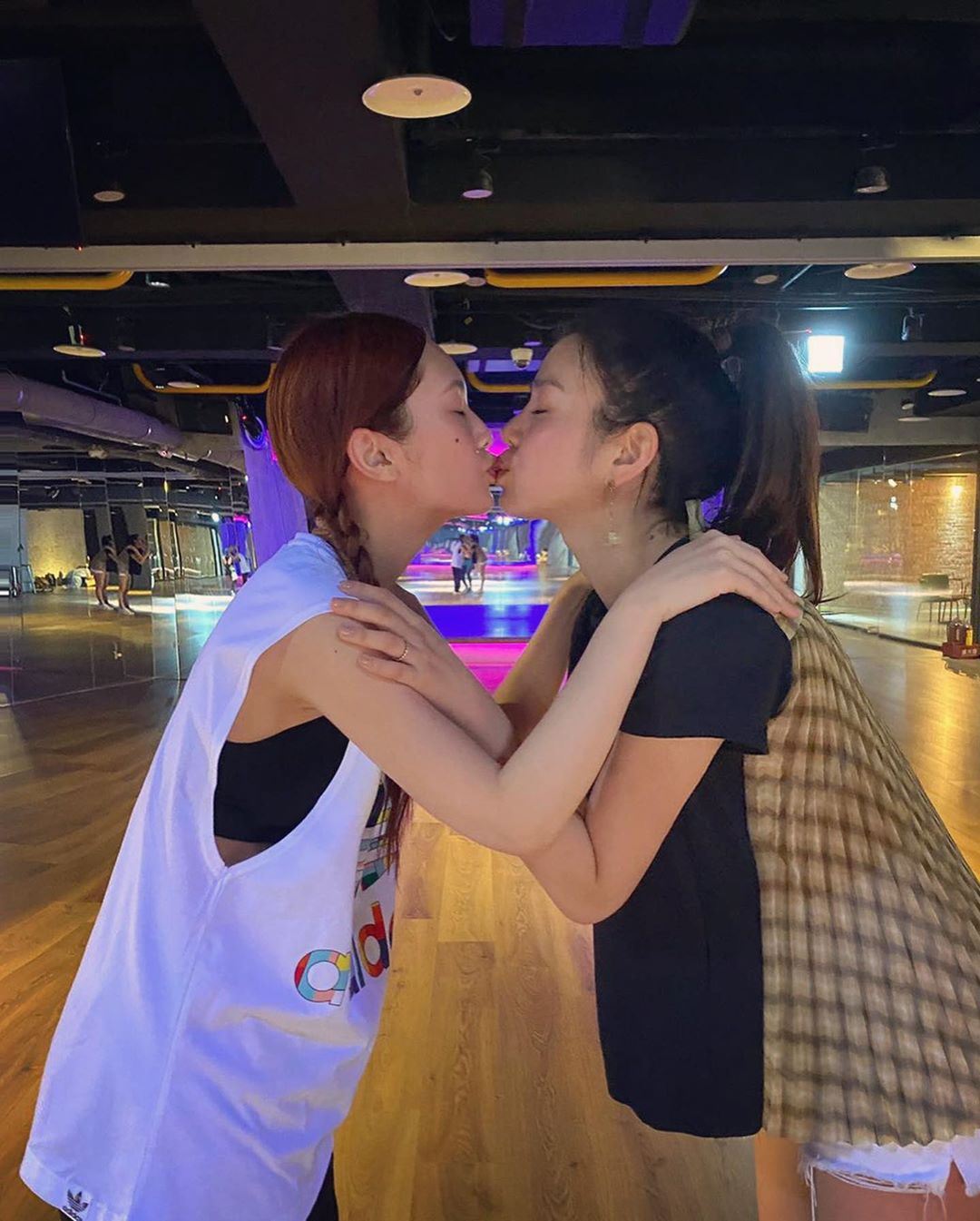 杨丞琳大晒和陈妍希亲吻照！不舍对方上车立刻大哭！