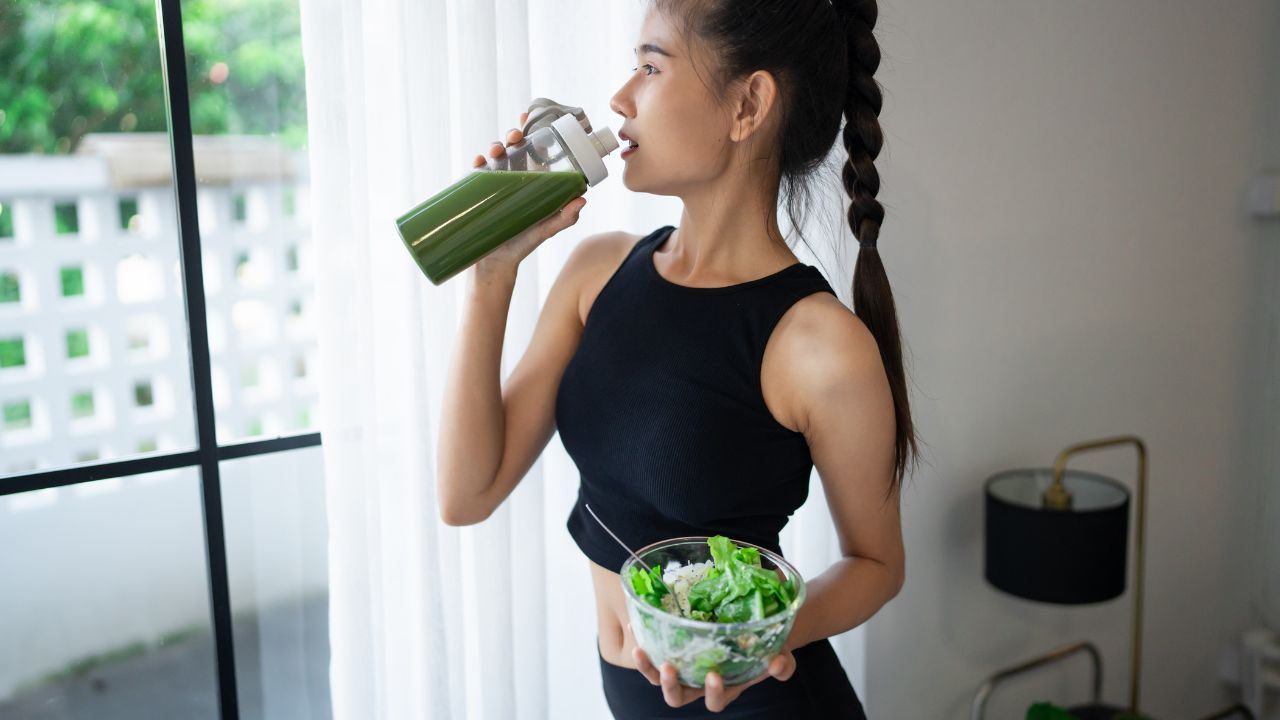 健康女孩喝蔬菜饮