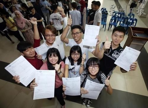 焦点新闻:报考中文的中六学生在过去 3 年有所增加!