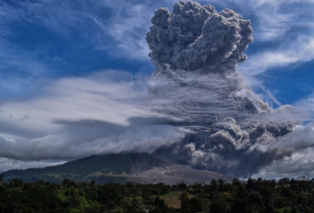 mount sinabung volcanic ash expected to enter malaysian airspace soon!