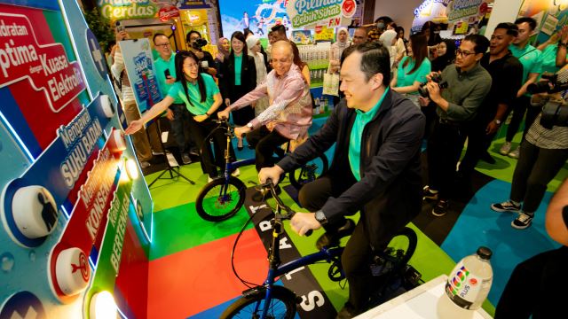 f&n and mydin have launched the jom sihat, kekal cergas campaign