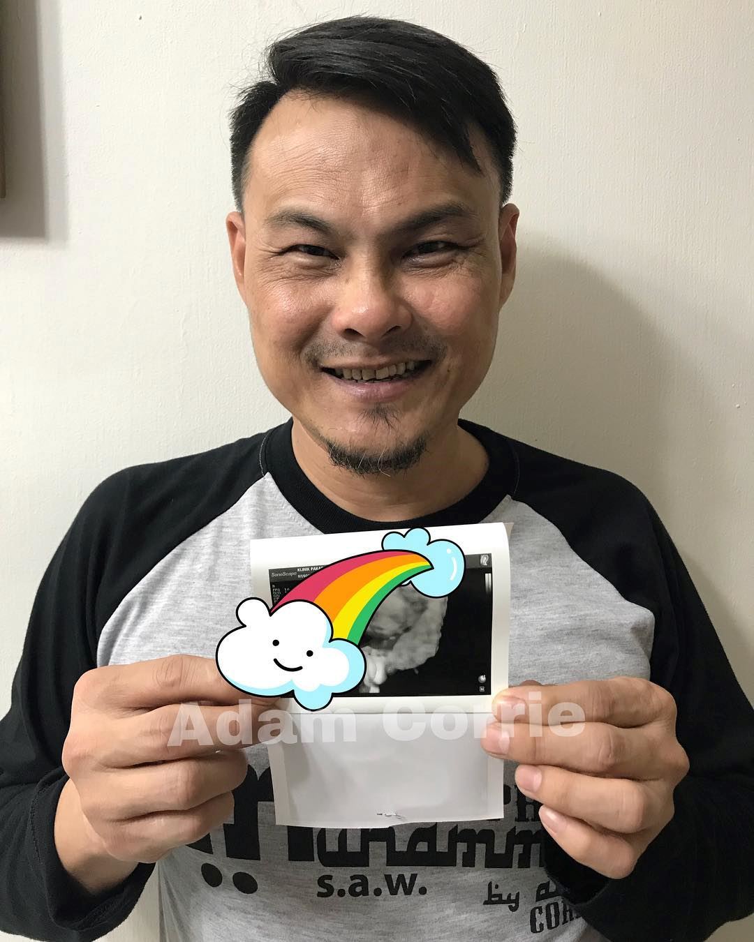 allah dah bagi honeymoon 10 tahun berdua. insyaallah kelak bertiga pula- adam corrie lee kongsi kegembiraan dikurniakan zuriat