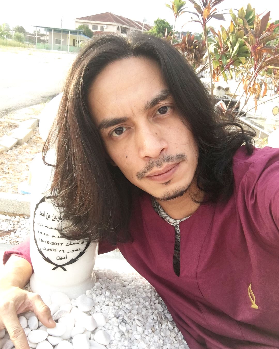 saya tak gila, saya cuma gila - gila - iqram dinzly
