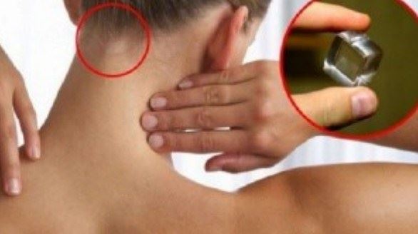 letakkan ais di belakang leher dan rasai perbezaan pada tubuh badan anda