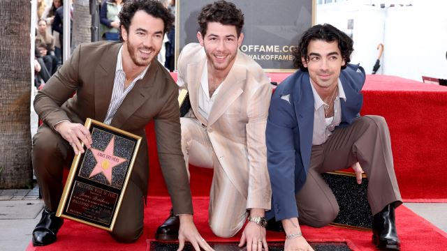 Jonas Brothers Terharu Dapat Iktiraf, Terima Bintang Hollywood Walk of Fame