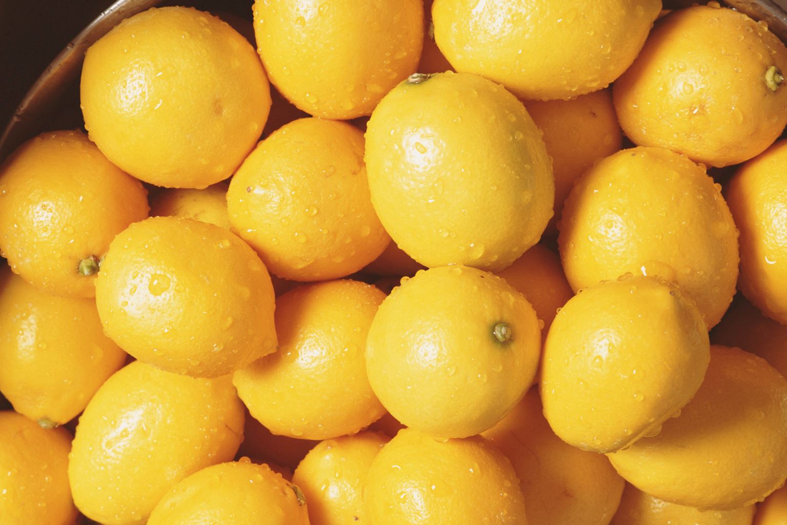 bahaya, jangan amalkan letak hirisan lemon di minuman