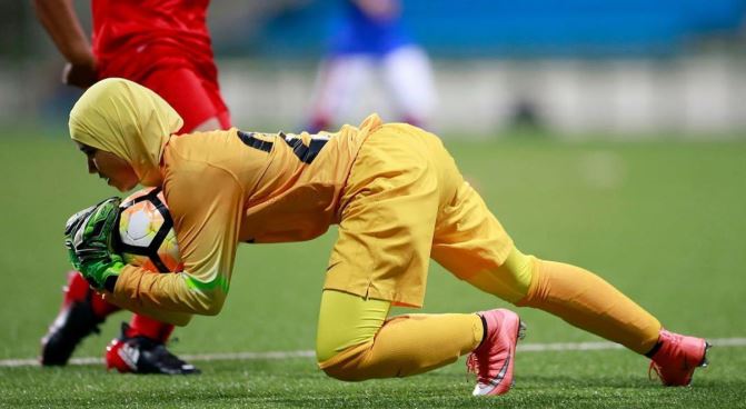 gaya comel dan licik penjaga gol pasukan kebangsaan wanita ini tarik perhatian ramai