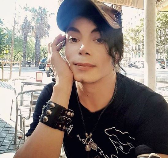 ada orang terserempak dengan seorang lelaki yang mirip michael jackson !! siapa dia ni?