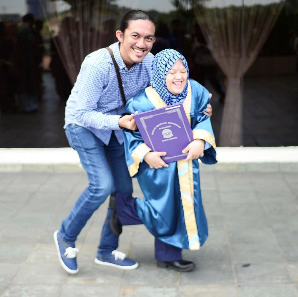 bengah sebak adik bongsu kesayangannya telah tamat sekolah tingkatan tujuh