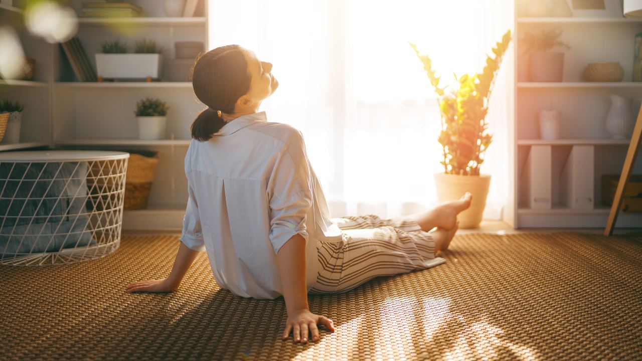 wanita di dalam rumah melihat sunrise