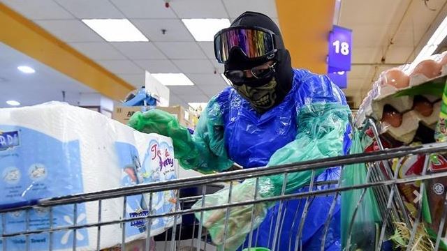 engineer pakai plastik sampah ke supermarket, tak kisah orang pandang pelik