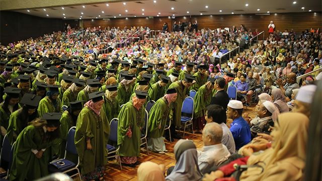 netizen puji dan sebak melihat graduan ukm tunduk hormat pada ibu bapa