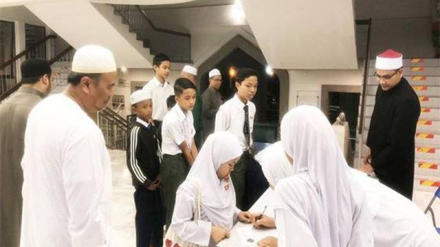 masjid di bukit damansara bagi wang saku untuk jemaah yang hadir menunaikan solat subuh