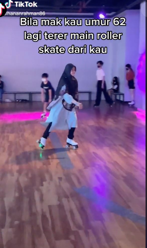 wanita umur 62 tahun tunjuk bakat main roller skate, curi tumpuan ramai