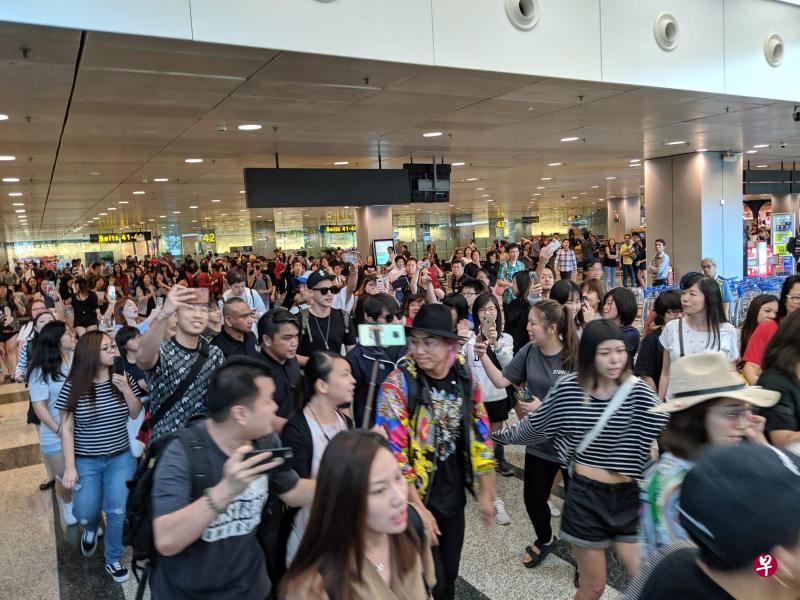 5566 已经抵达新加坡了!近200名粉丝接机~ 而且小刀也来了!