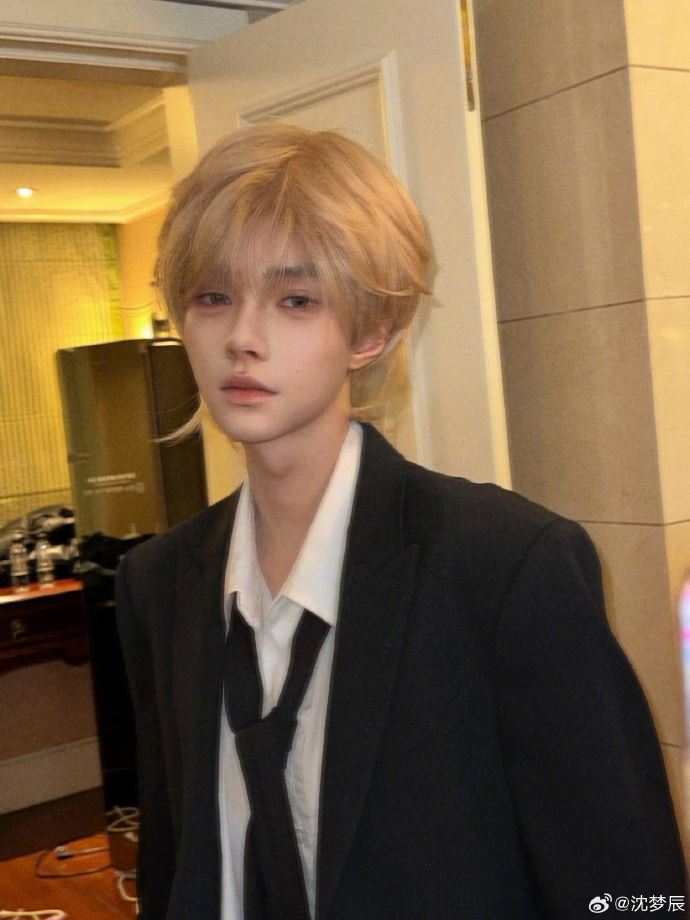 沈梦辰爆改金发帅哥！晒图：我和杨迪谁帅？