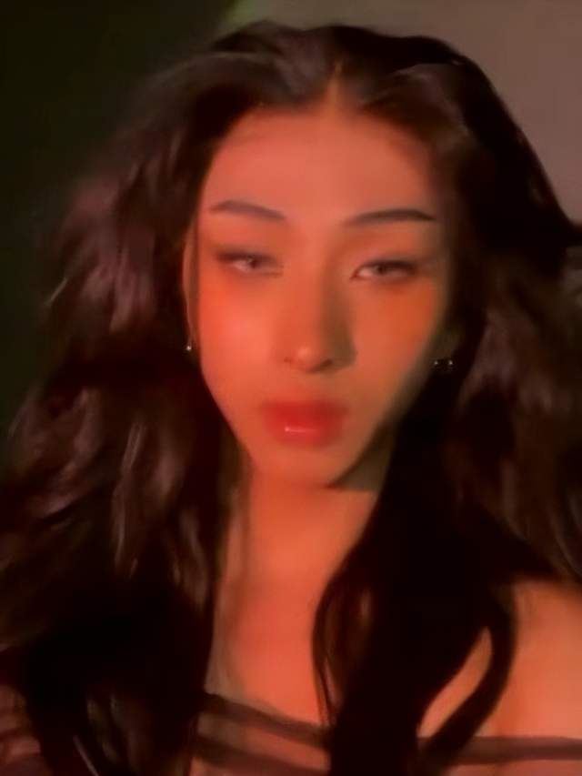 【台娱】伊能静儿子又扮女装?超性感黑色露肩加大波浪造型引网友轰动:辣死了!