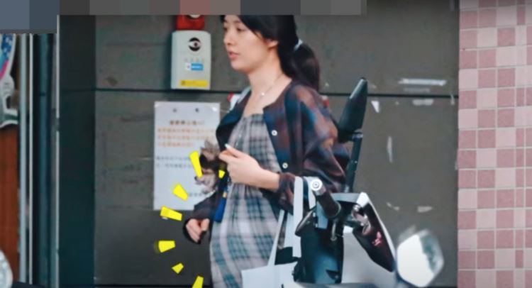 郭碧婷素颜现身宠物医院，穿宽松长裙挺着大肚子孕味十足！