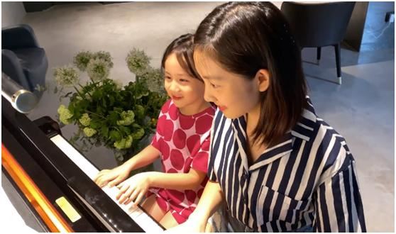 多多与妹妹一同弹钢琴，网民：6岁妹妹颜值超高！父母的基因强大！