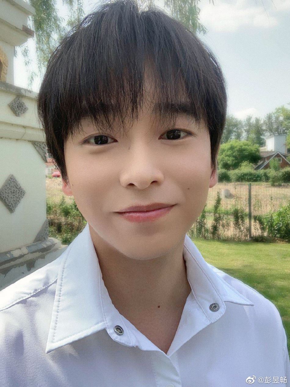 【向往的生活】彭昱畅晒自拍照，网民调侃他：也差太多了吧！